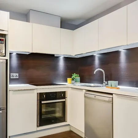 Large Studio With Free Breakfast * Leeds (West Yorkshire)